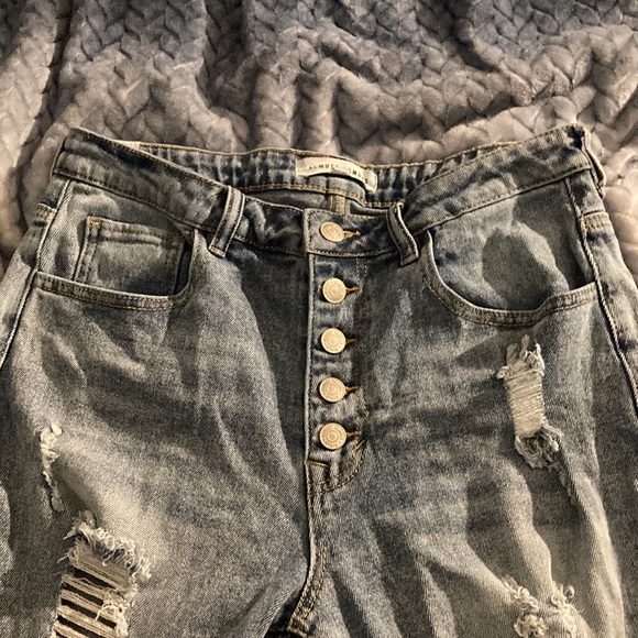 The brand is almost famous , the color is a dark blue washed Jean - Picture 4 of 4